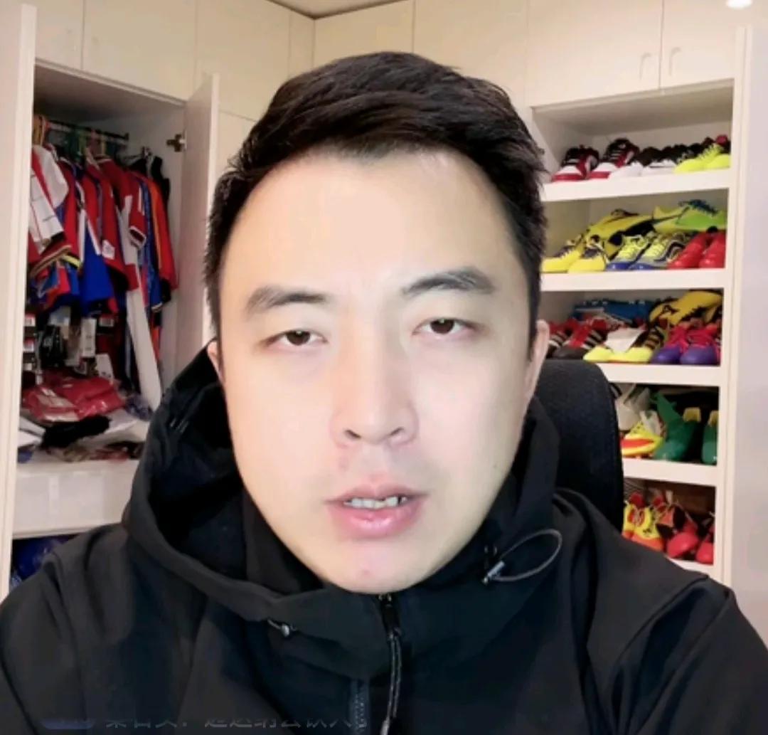 足球解说员袁甲透露了一个不为人知的信息。他在直播时表示，在几年前，前国足主帅李