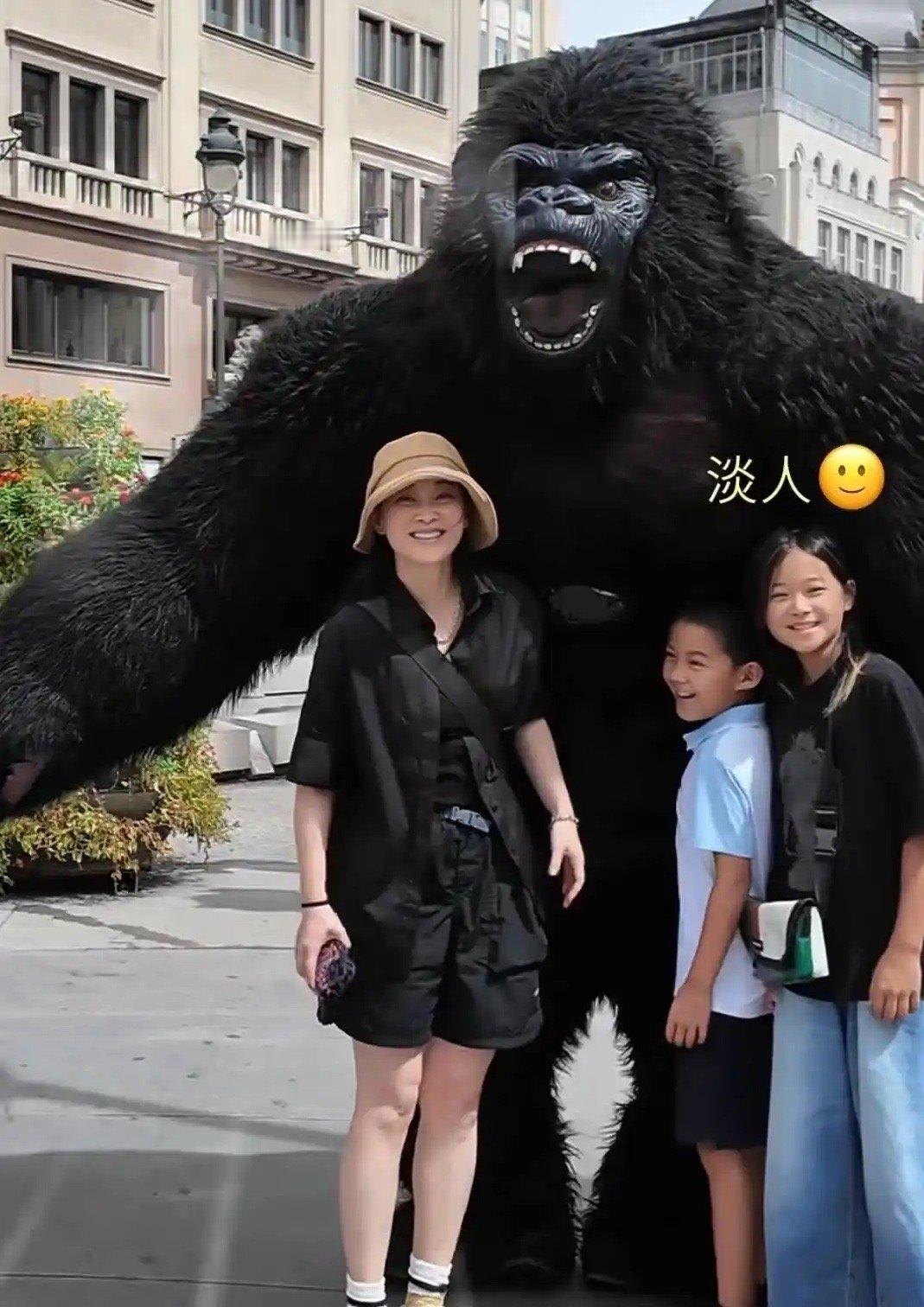 梅婷西班牙家族游曝光！哥哥同款大眼袋太抢镜，12岁女儿神似舅舅