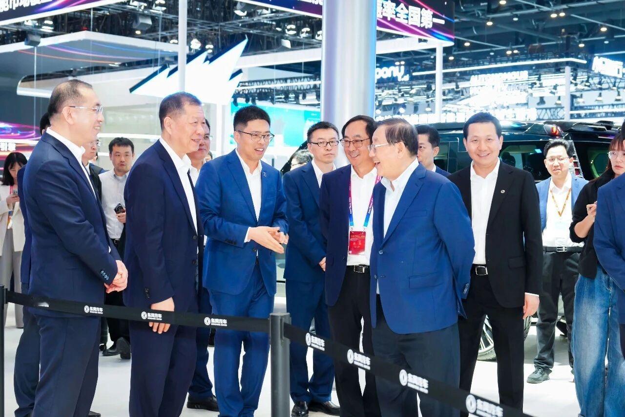 盛鉴东风，智领产业未来北京车展高光时刻！多位领导与行业同仁莅临东风汽车站台视察