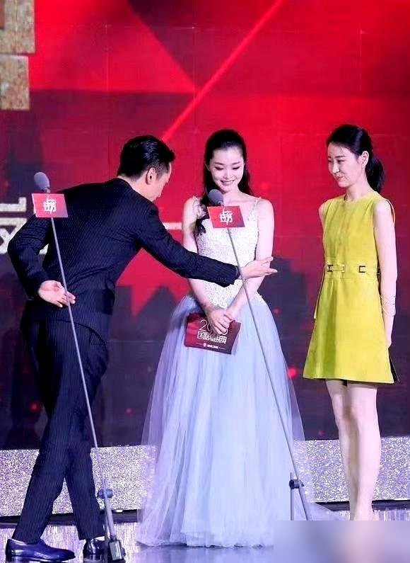 胡歌一把牵走王乐君，宋轶还愣在台上。旁边靳东看不下去了，两步上前伸手，把宋轶接进了舞池。这是《伪装者