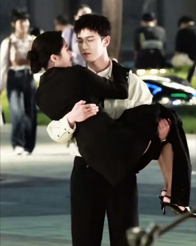 鹿晗看到这样的场景一定会很难过吧，自己养大的女孩子长大了就被别人公主抱了