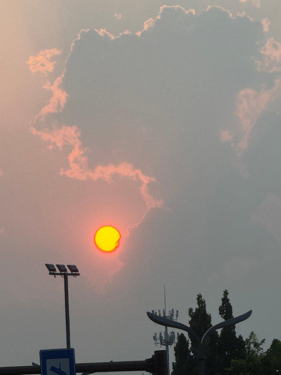 今天的太阳和云都好漂亮哦​​​
