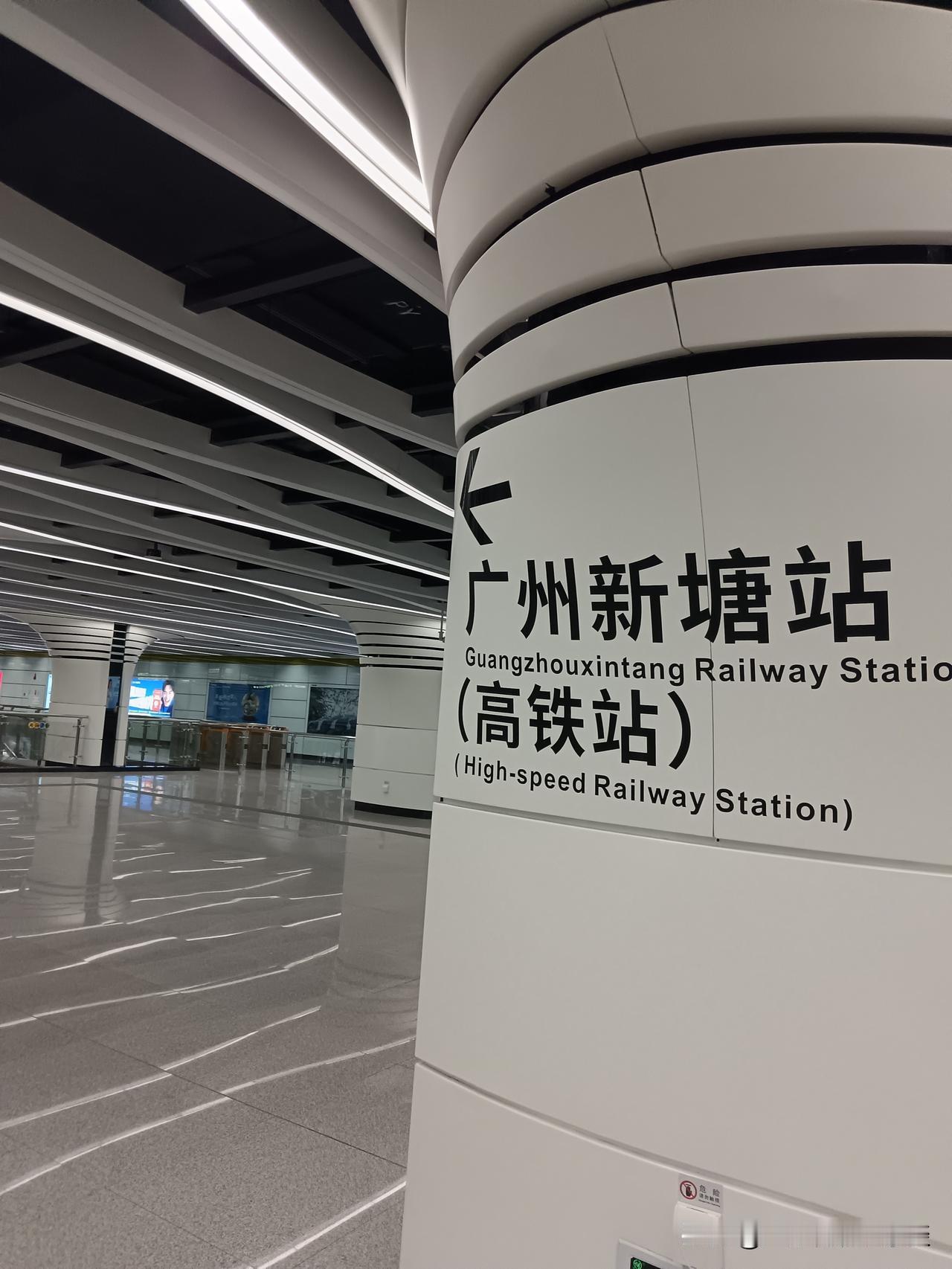 城轨途经广州市增城区新塘镇，这座城镇究竟有多发达呢？有人说，增城的发展全仰仗