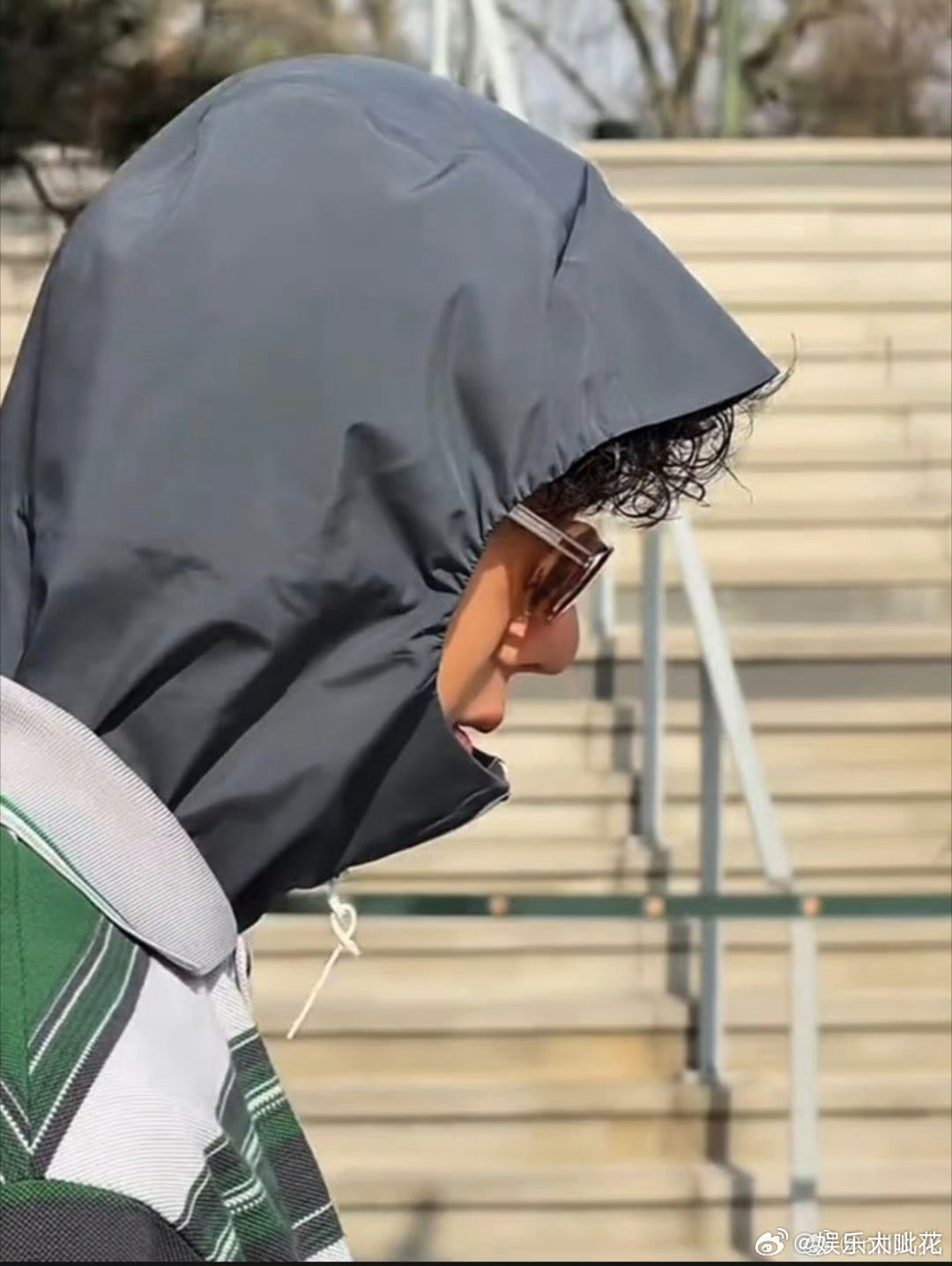 王一博啃着指甲下班王一博又啃指甲了一博今天下班路透，又没忍住啃指甲了，好chi