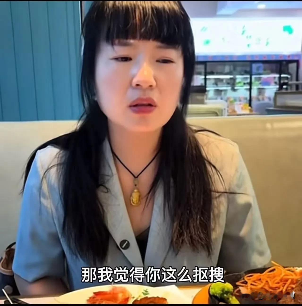 她点了两份牛排，他站起来走了。留下她一个人坐在西餐厅里，面对一桌子菜…男子与