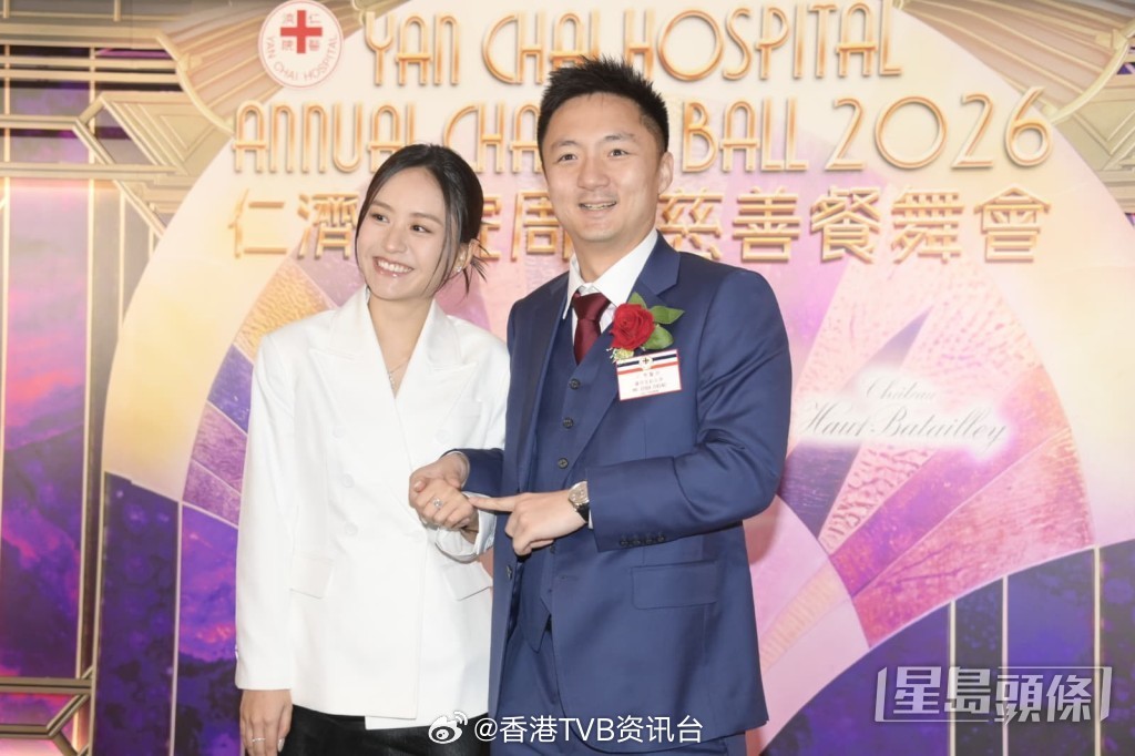 星岛：钟培生求婚后首带未婚妻庄雅婷现身风骚派利是十指紧扣叫“老婆”爆巨型求婚