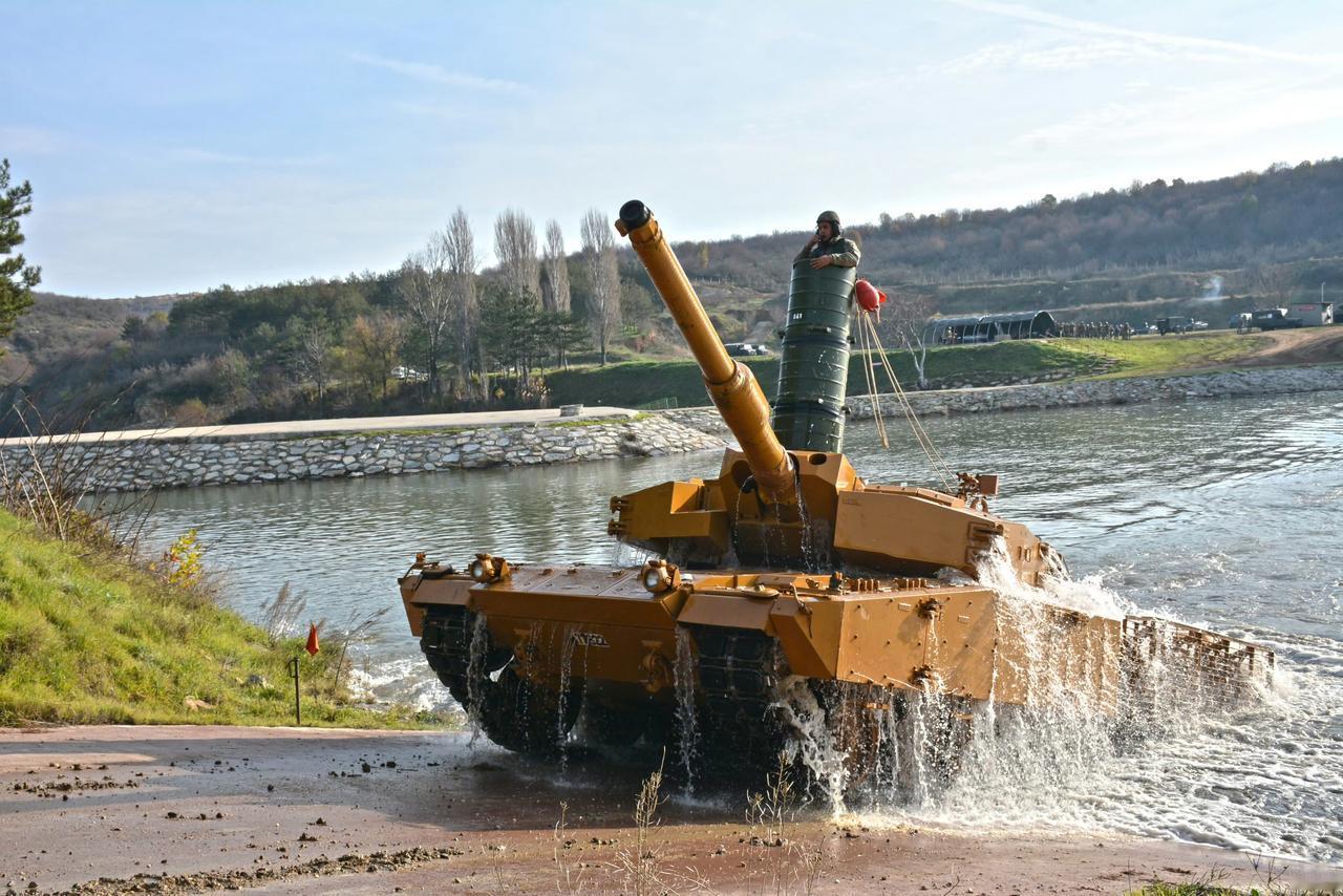土耳其第一装甲旅进行渡河训练