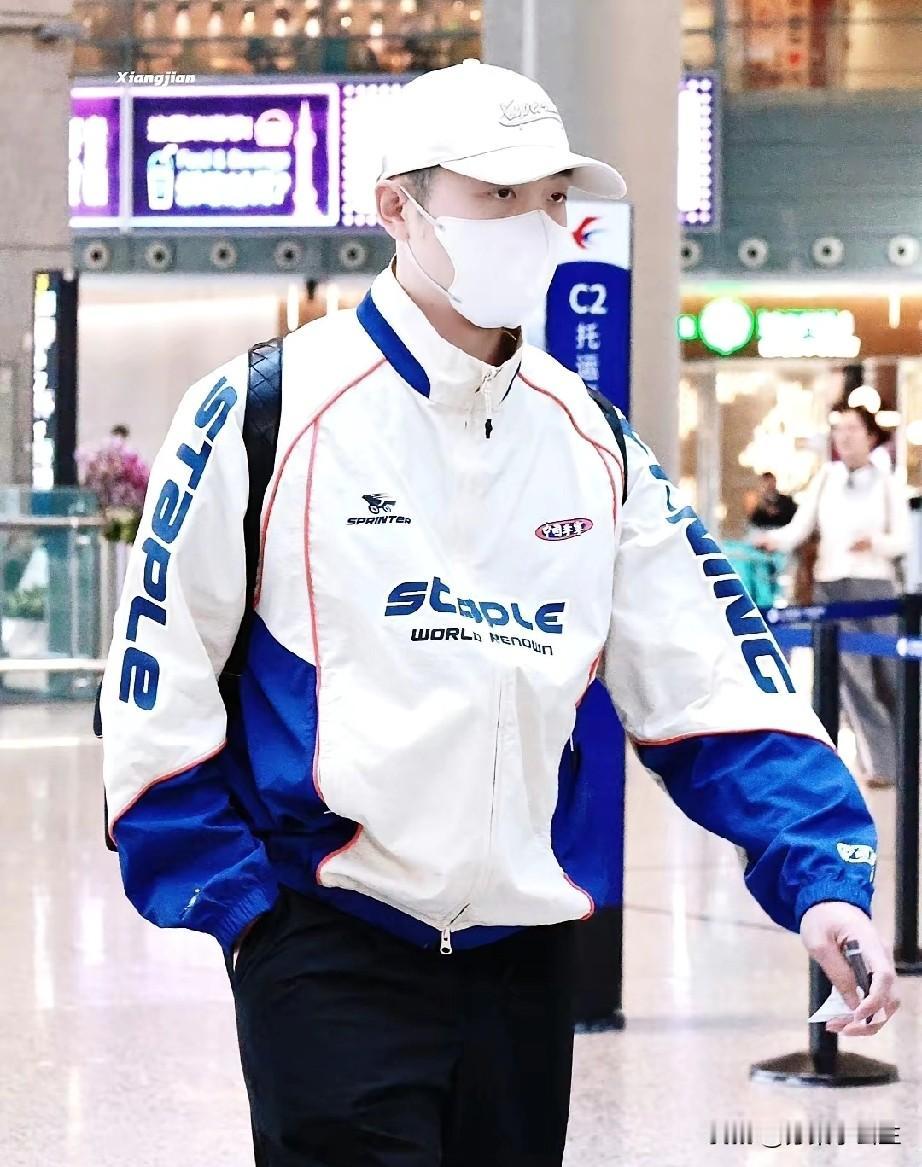 乌龙了！前几天有人说马龙、许昕已经在成都训练基地做陪练！其实这俩哥们今天才到