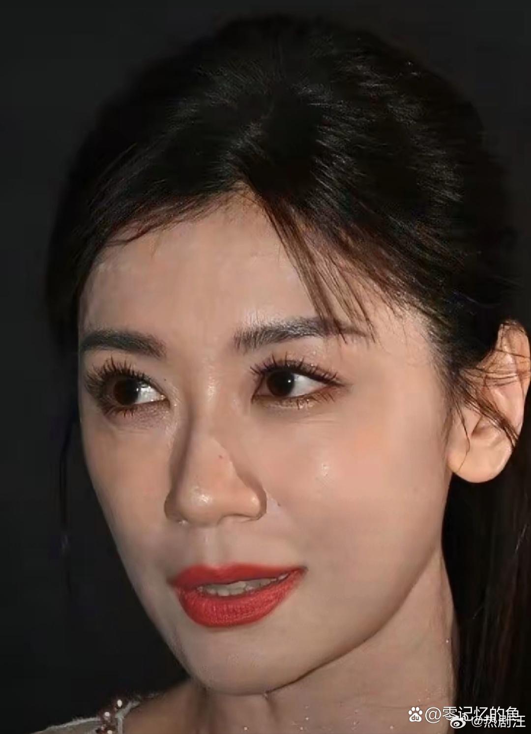 贾静雯肉眼可见的老了。