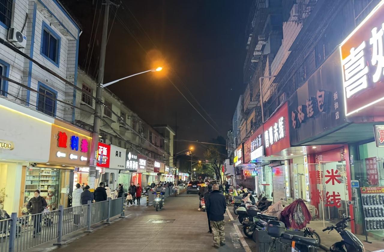 手术前一天，大夫拿过来一张纸，密密麻麻全是字。“家属签个字。”我哥接过来