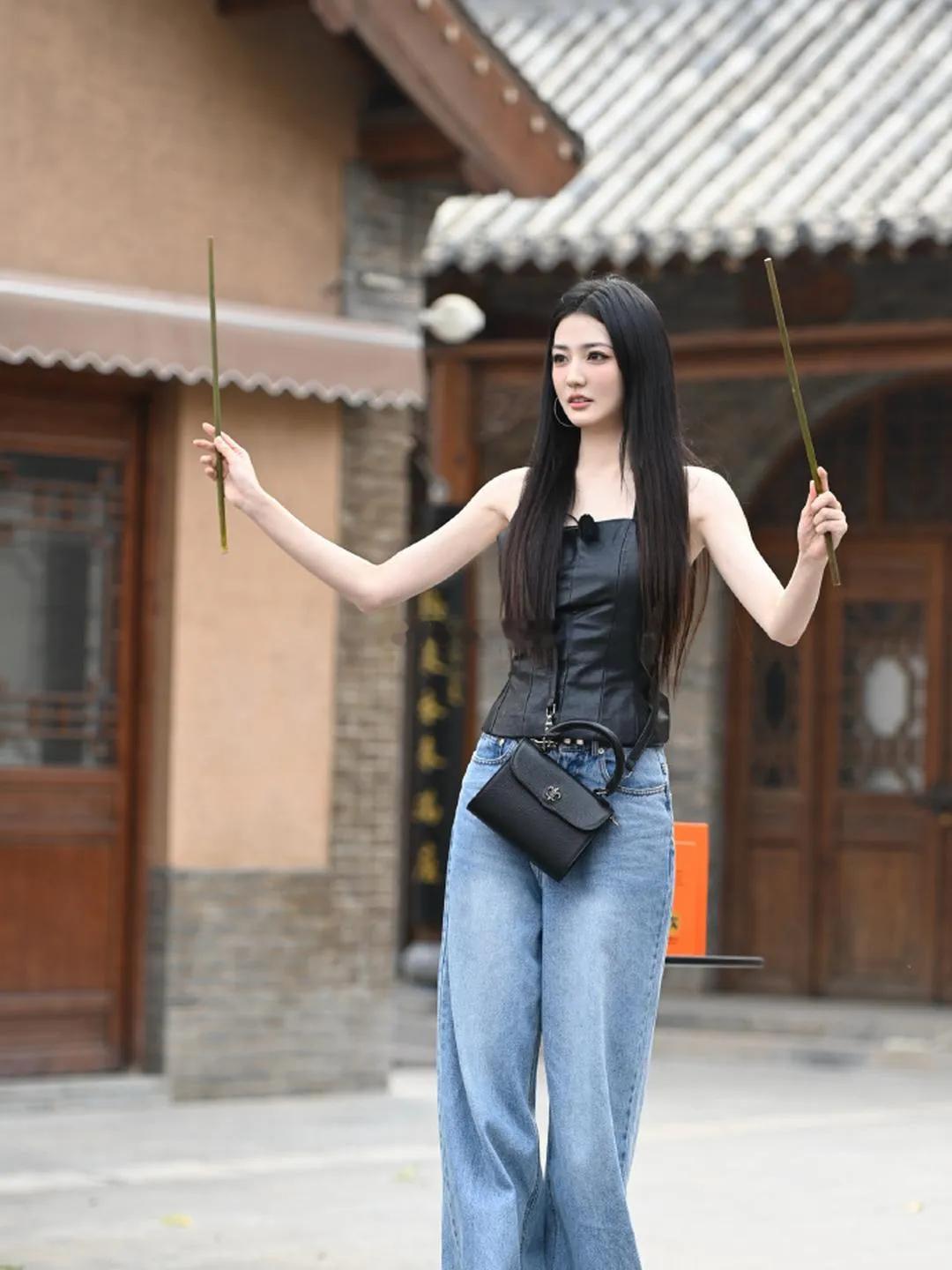 徐璐黑皮背心搭阔腿牛仔，利落又随性，长发衬得气场拉满，松弛时髦好亮眼。