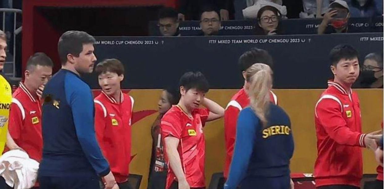 这场比赛结束了，你敢信吗？场上球员们还在收装备，观众席里突然爆发出一声特别亮、特