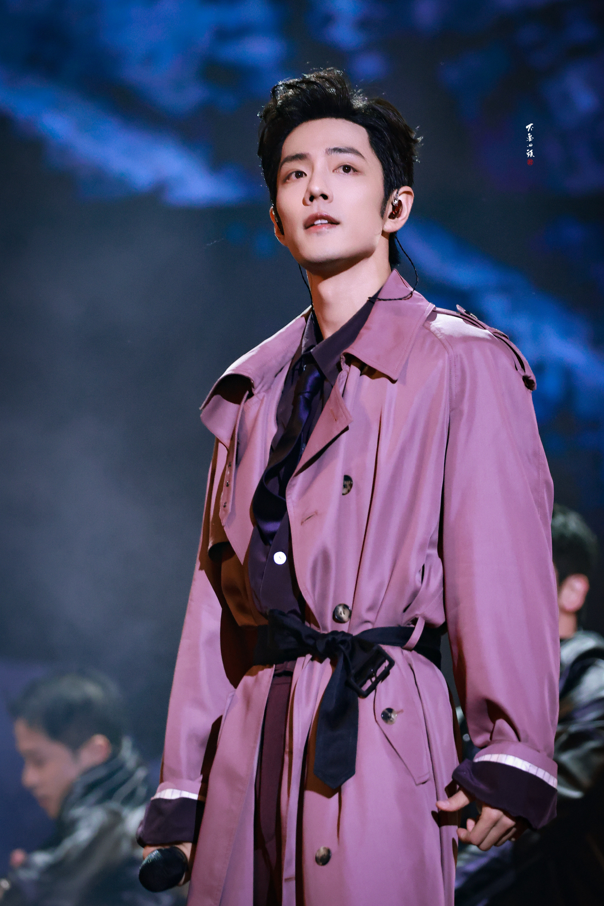 肖战好帅又好听好帅好帅的战！跨年舞台献唱了《得闲谨制》主题曲，紫色风衣显得比例好