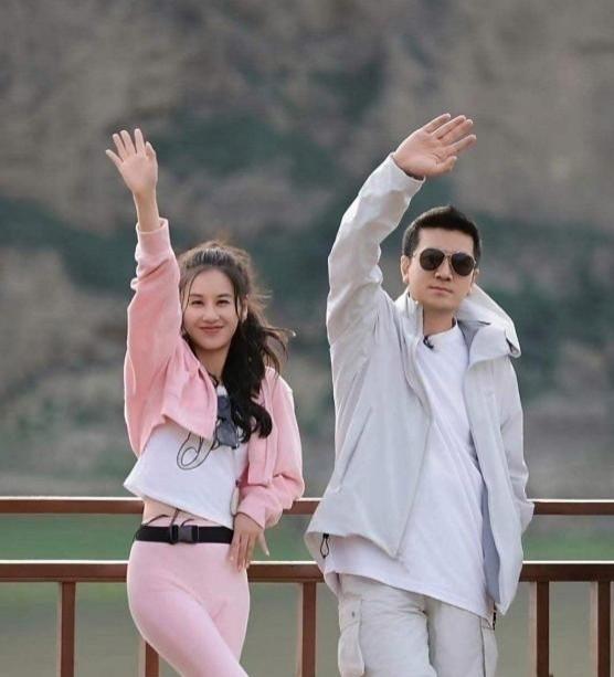 黄圣依和杨子分开后，各自生活都挺平静。谁知杨子的女儿最近直播时突然情绪失控，