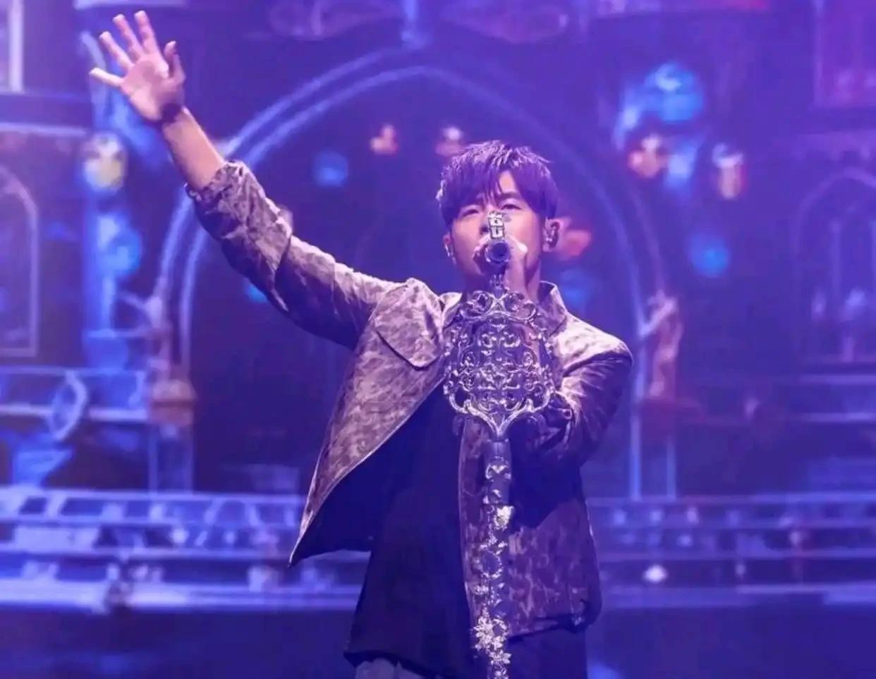 周杰伦自曝在上海演唱会多次被恐慌发作“突袭”，这位舞台王者也有脆弱时刻。密集的巡