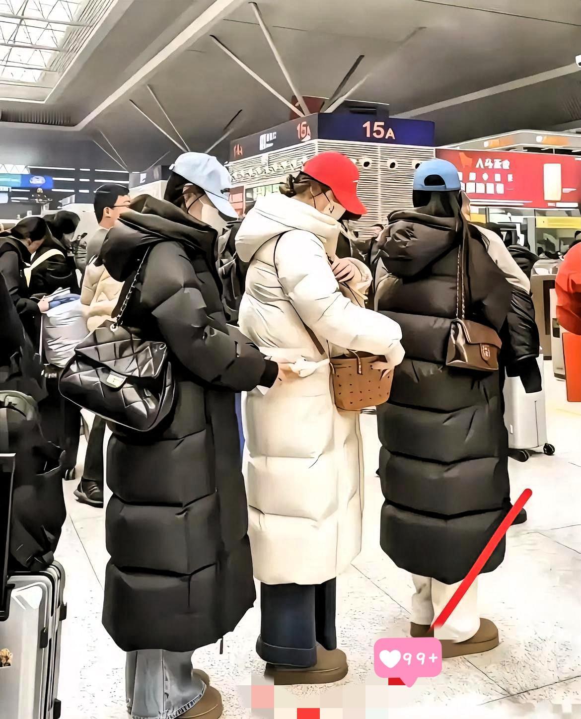 街头穿搭热议：是潮流变了，还是审美各有所好？出门逛街，满街女生的“长款外套