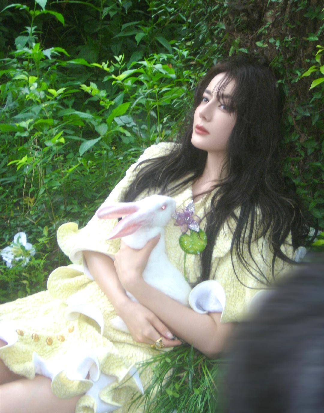 1.迪丽热巴主演的影片《女足》业内口碑平平，但借着这次合作结识周星驰，积累了不
