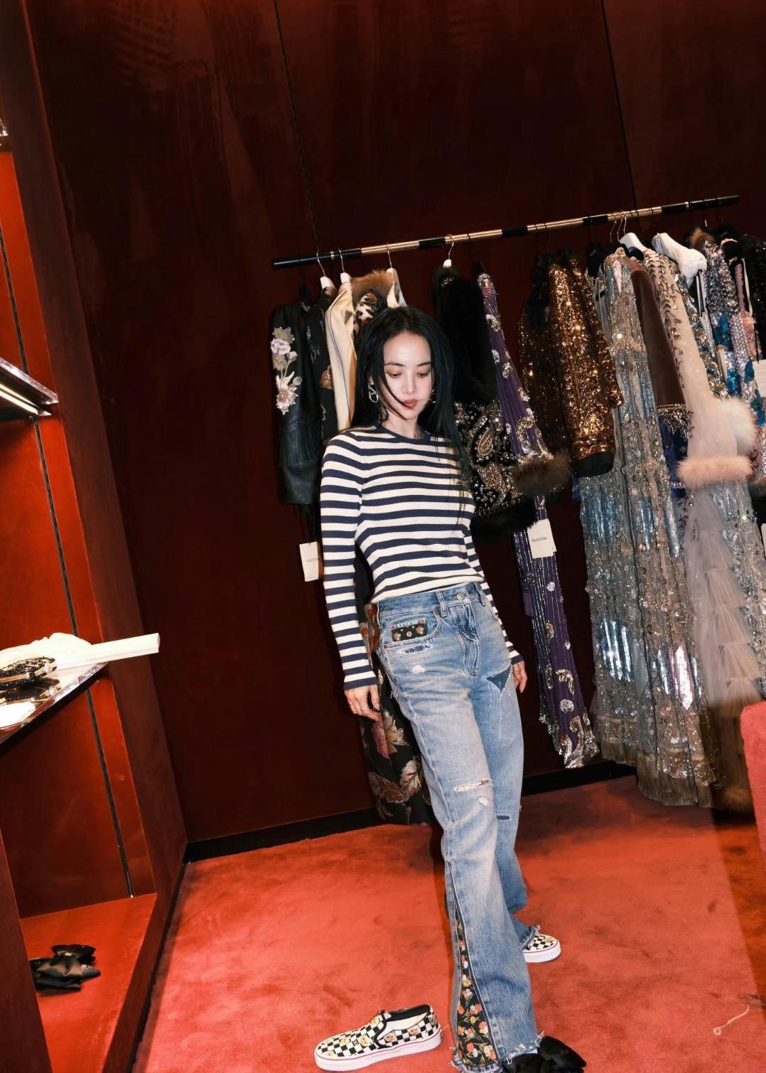 看到蔡依林巴黎时装周的生图，我愣了三秒。那不是精修图，就是路人镜头怼脸拍，一张