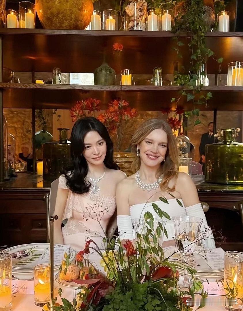 宋慧乔与LV太子妃娜塔莉亚·沃佳诺娃同框合影，两大女神同场惊艳全场。宋慧乔一袭简