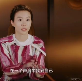 那英因为要筹备个人演唱会，由苏醒接棒，担任《歌手2026》的串讲人！有网友评论：