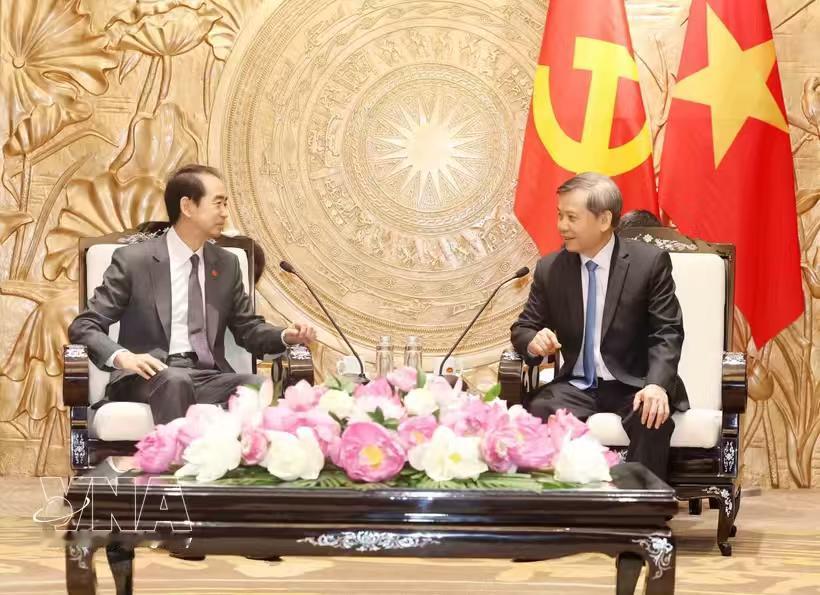 这是什么节奏！越南河内一把手、胡志明市一把手和内政部一把手相继拜会中方驻越南何大