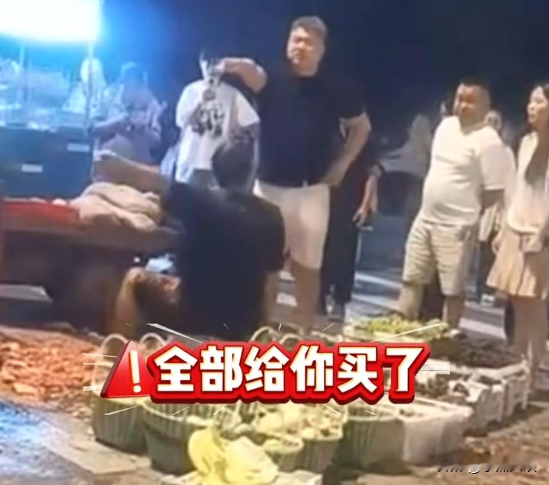 这简直就是恶霸！不仅拿西瓜砸人家的头，事后还要别人给他道歉。7月28日浙江