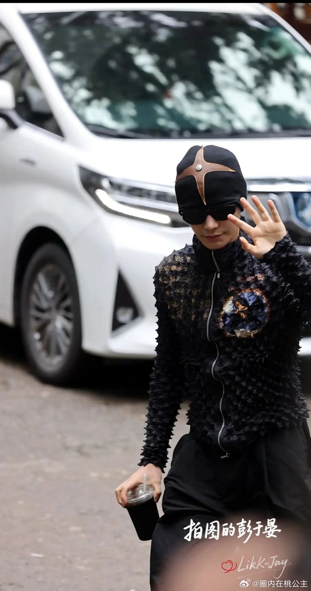 丁禹兮最新路透，这身造型也太有范儿了吧，仿佛时装周现场😍谁被帅到了？