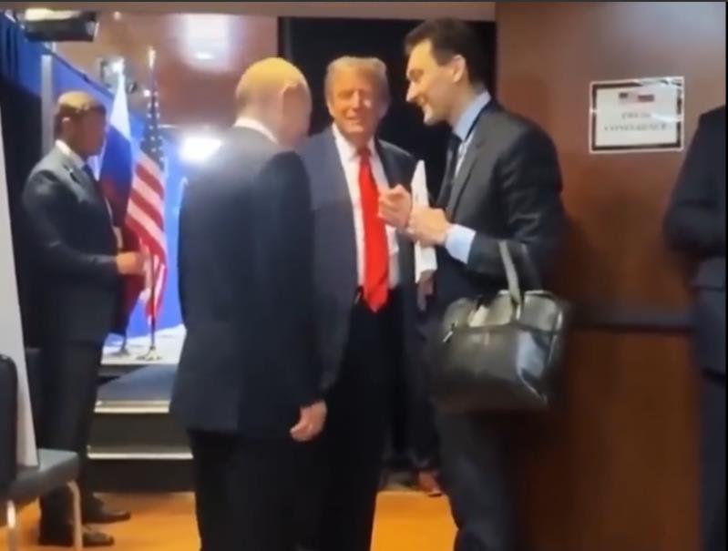 普京给全世界都上了一课，如何不需要放狠话？就能让川普言听计从。当地时间8