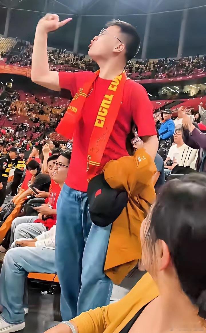 ”滚出国家队！中国足球，永远不让他们进！一分钟之内，滚出去，永远滚出去！下课了，