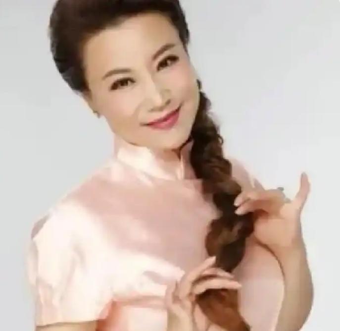 太扎心！45岁的王为念离婚时宁愿净身出户，将丰厚家产全留给前妻小香玉。谁知人家前