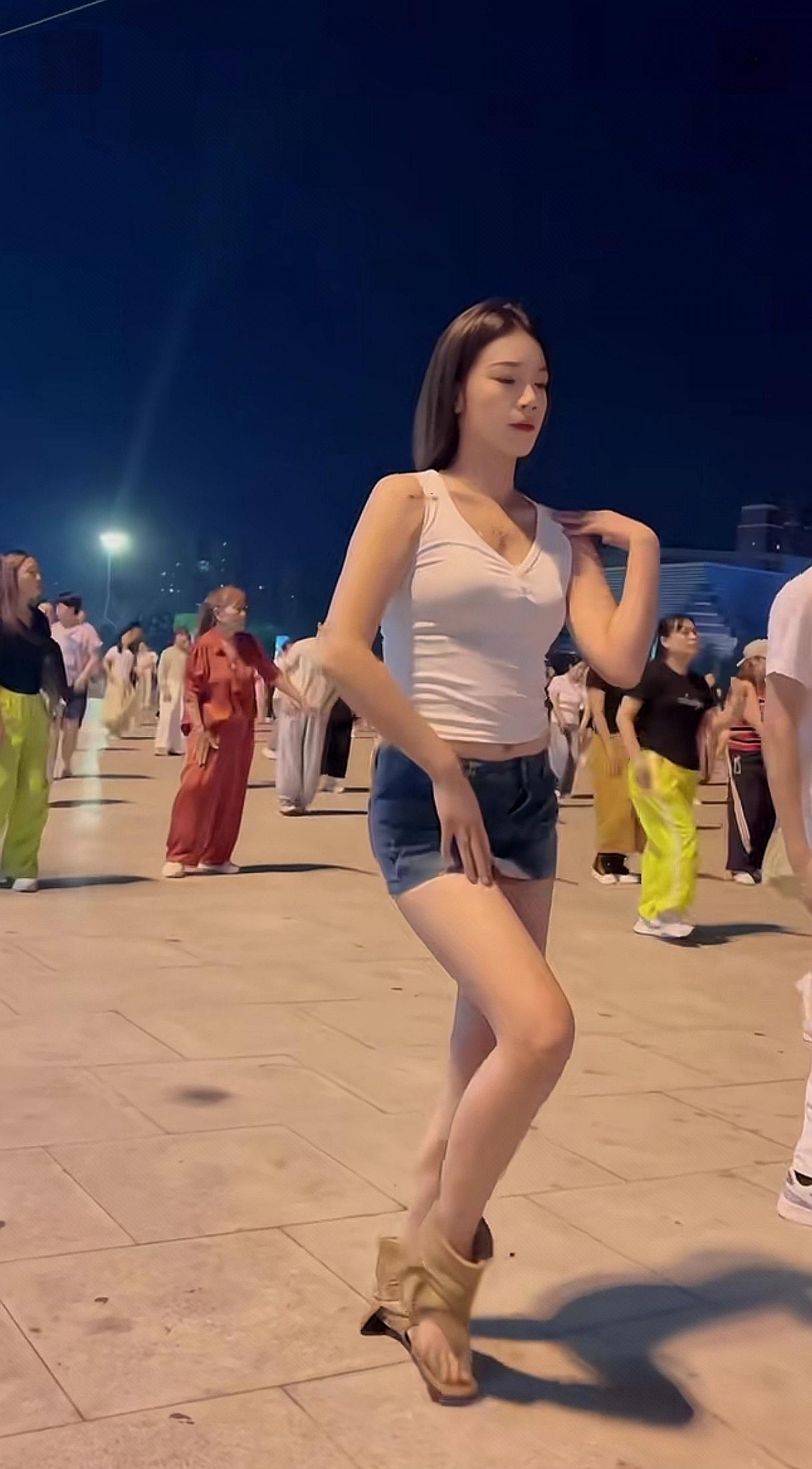 身材真好的小姐姐跳广场舞。