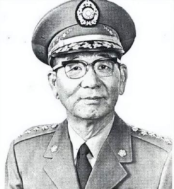 1958年8月23日，“国防部长”俞大维到金门视察，与“金门防卫司令部总司令”胡