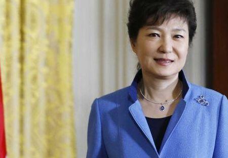 朴槿惠出山救场，保守派民调反跌到17%。5月23日，73岁的朴槿惠出现在大邱