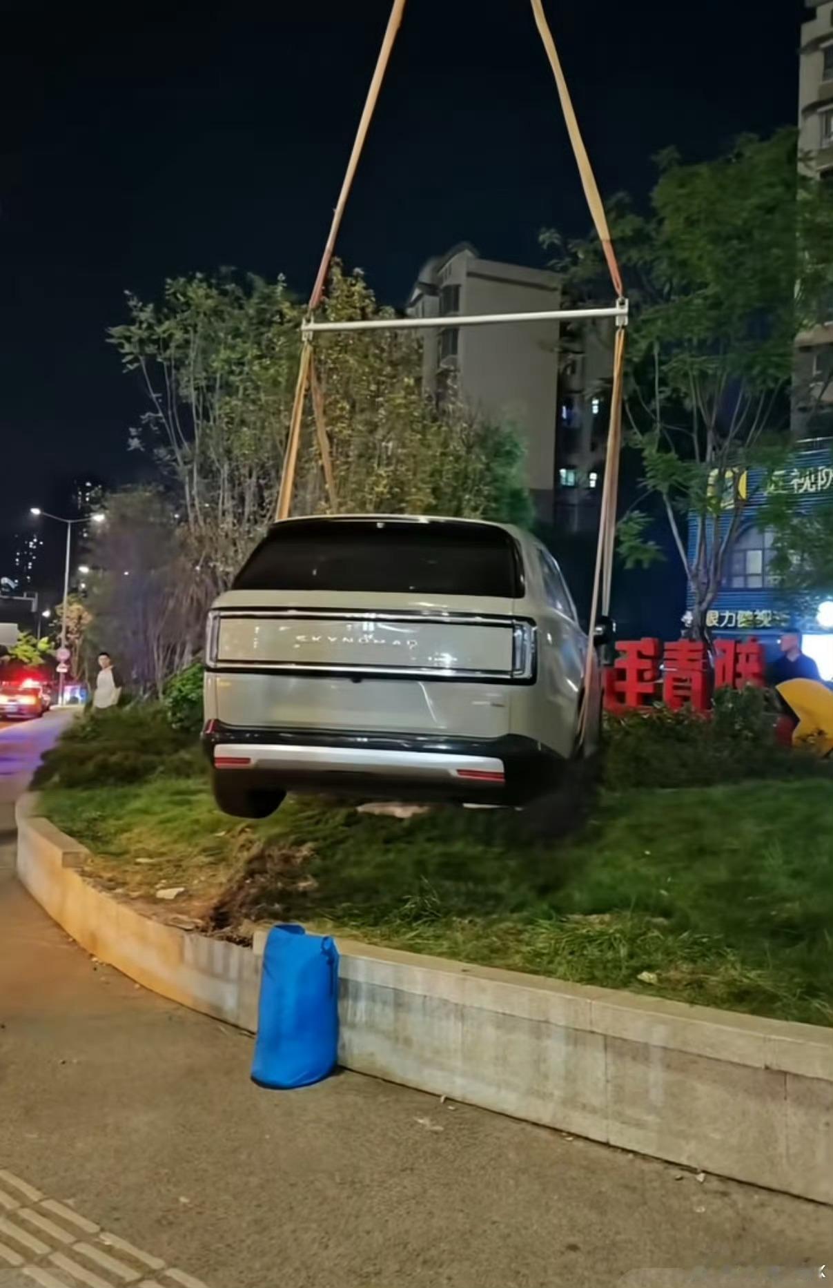 小米回应澎程试驾事故这么高的台阶都能扎进去，这是得有多紧张...​​​