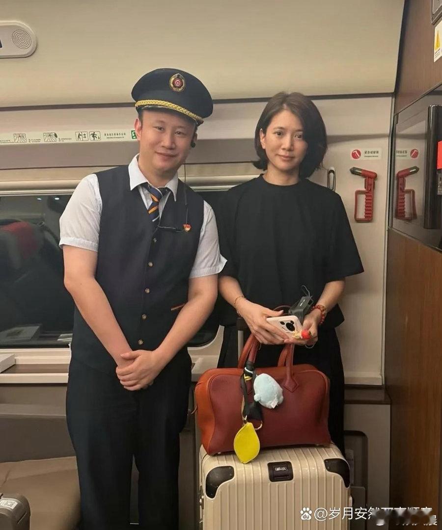 袁咏仪高铁出行被偶遇，清爽短发搭配淡雅妆容，肌肤细腻紧致，身姿纤细，岁月气质尽显