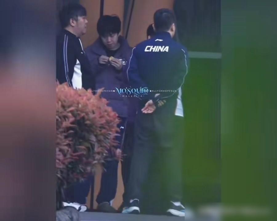 别光盯着国乒早会的C位和玉米了。这哪是什么轻松日常，是重庆赛输惨后的紧急补