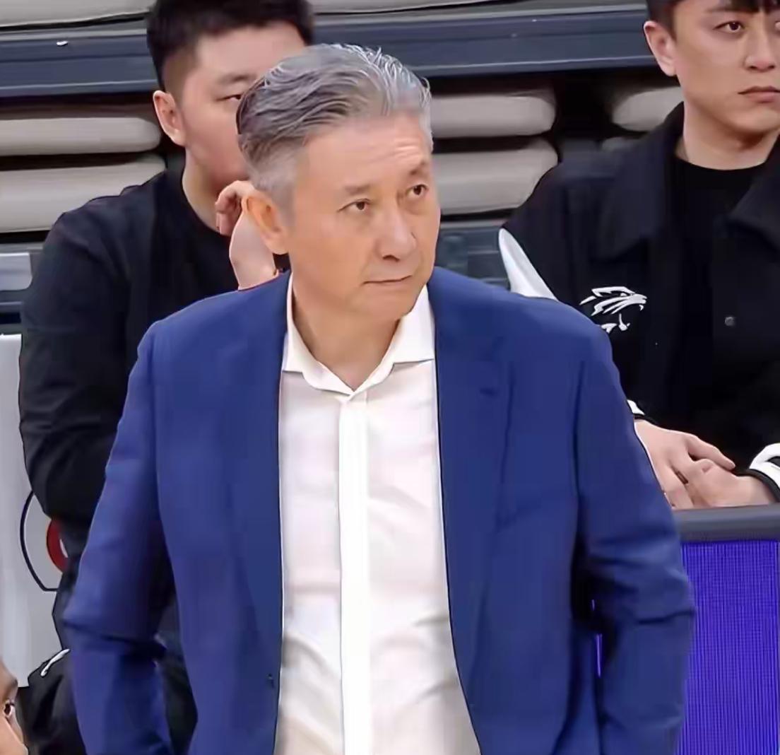 从无缘季后赛一跃跻身联赛前三！深圳为何偏偏舍弃最大功臣？真正原因有两点