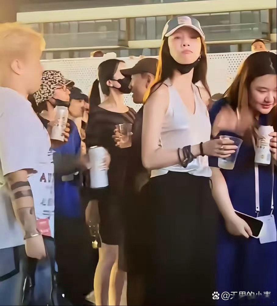 李嫣为了平衡姐姐窦靖童身高，每次同框都穿平底鞋，她真的好爱姐姐​