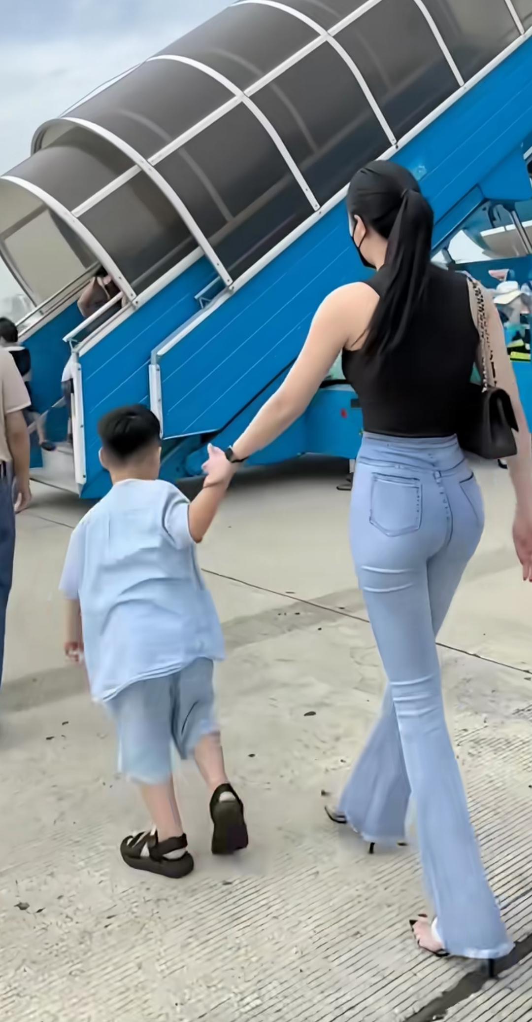 街拍美女顶级身材少妇抓拍街拍