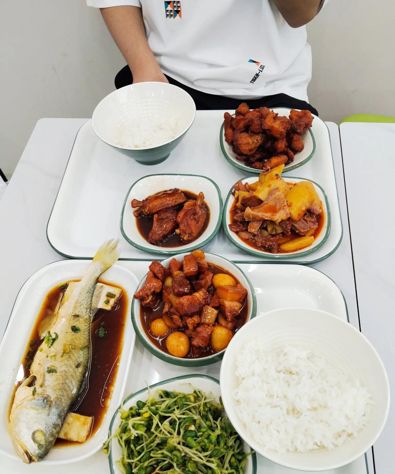 中午继续和熊孩子吃快餐，今天中午换了一家快餐店。我家后面又新开了一家快餐店，生意