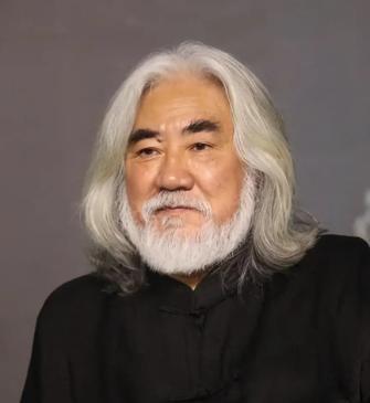 2026年4月4日消息，张纪中剃掉留了三十多年的标志性胡子，还把一头白发染黑并剪