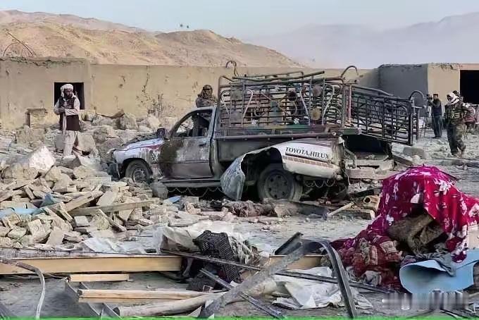 巴基斯坦战机越过边境，炸掉了阿富汗东部的七个营地。印度和阿富汗塔利班刚握完手。