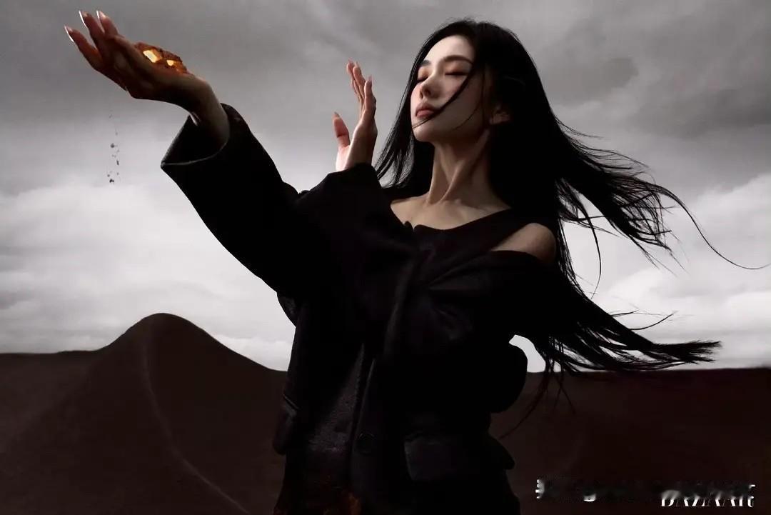 太惊艳了！刘浩存登《时尚芭莎》十月刊，演绎破土般蓬勃的生命力！就在刚刚，刘浩存