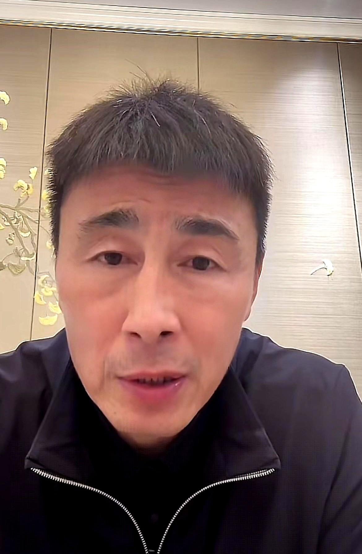 武磊一个人扛着整支国足的进球任务,九个外援占着射手榜,这事儿不荒唐吗?俱乐部懒