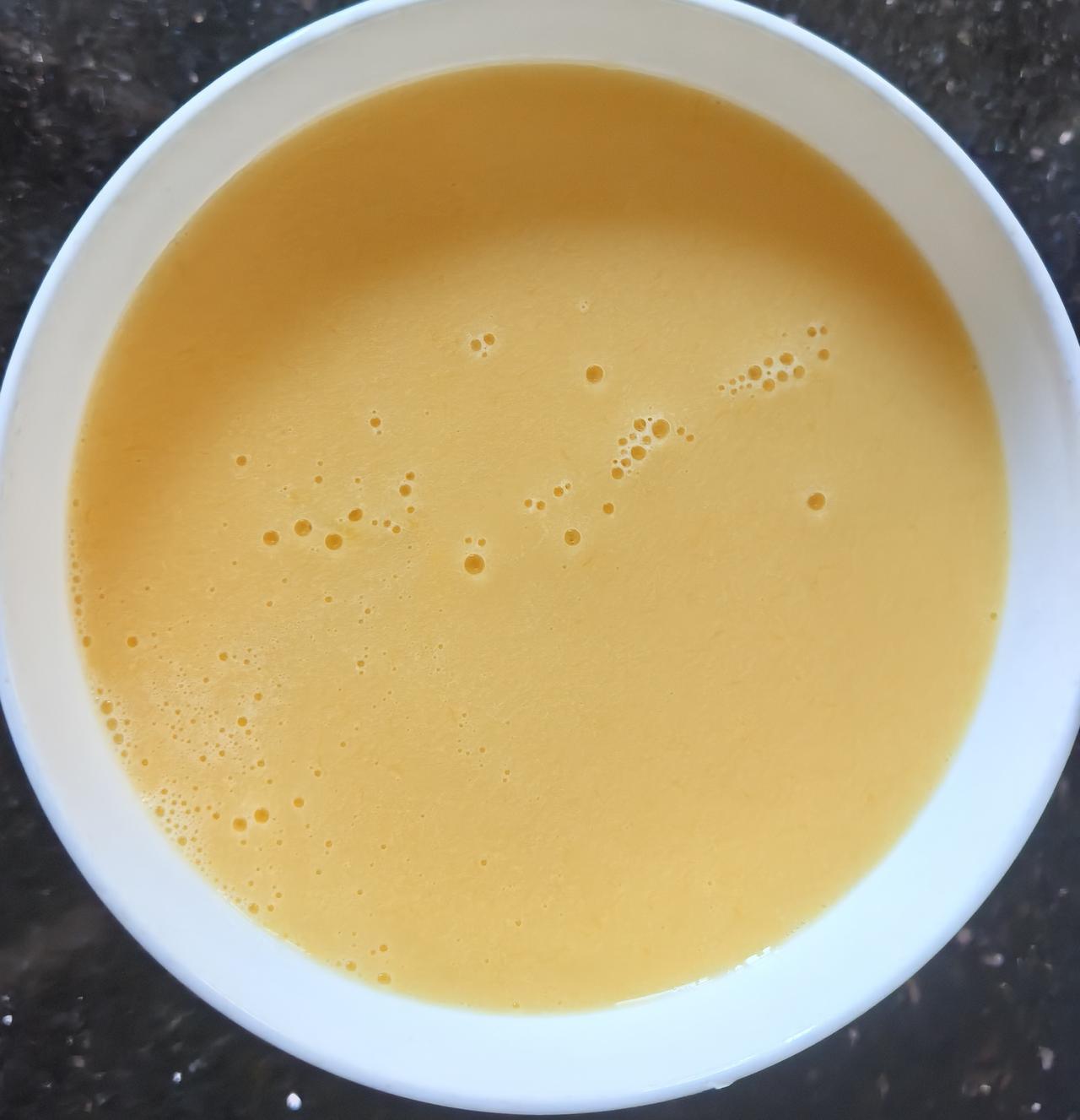 今日的早餐简单又暖心。暄软白净的豆沙包，咬开绵密香甜，甜而不腻。现打的芒果奶昔色