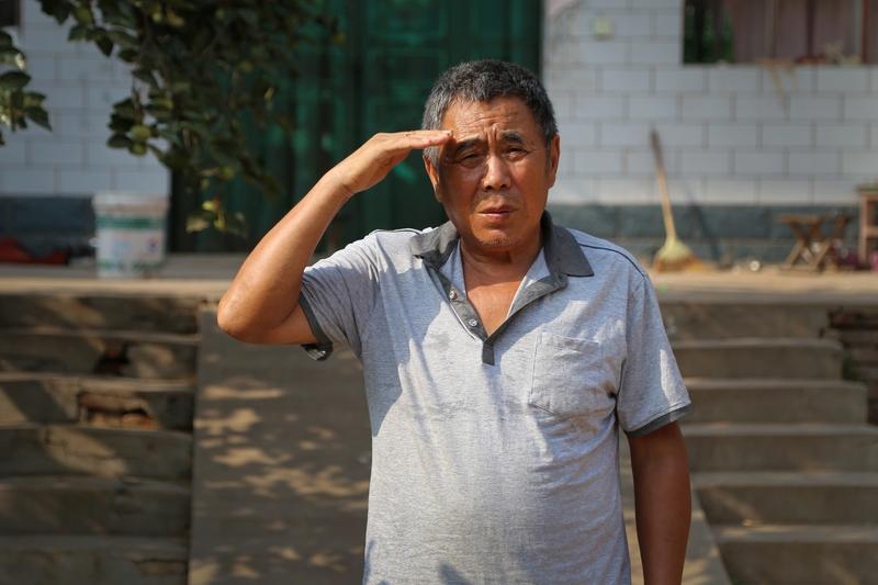 中秋假期，河南一村子里发生了件怪事。连日雨水后，村里土路泥泞不堪，可没几天，一条