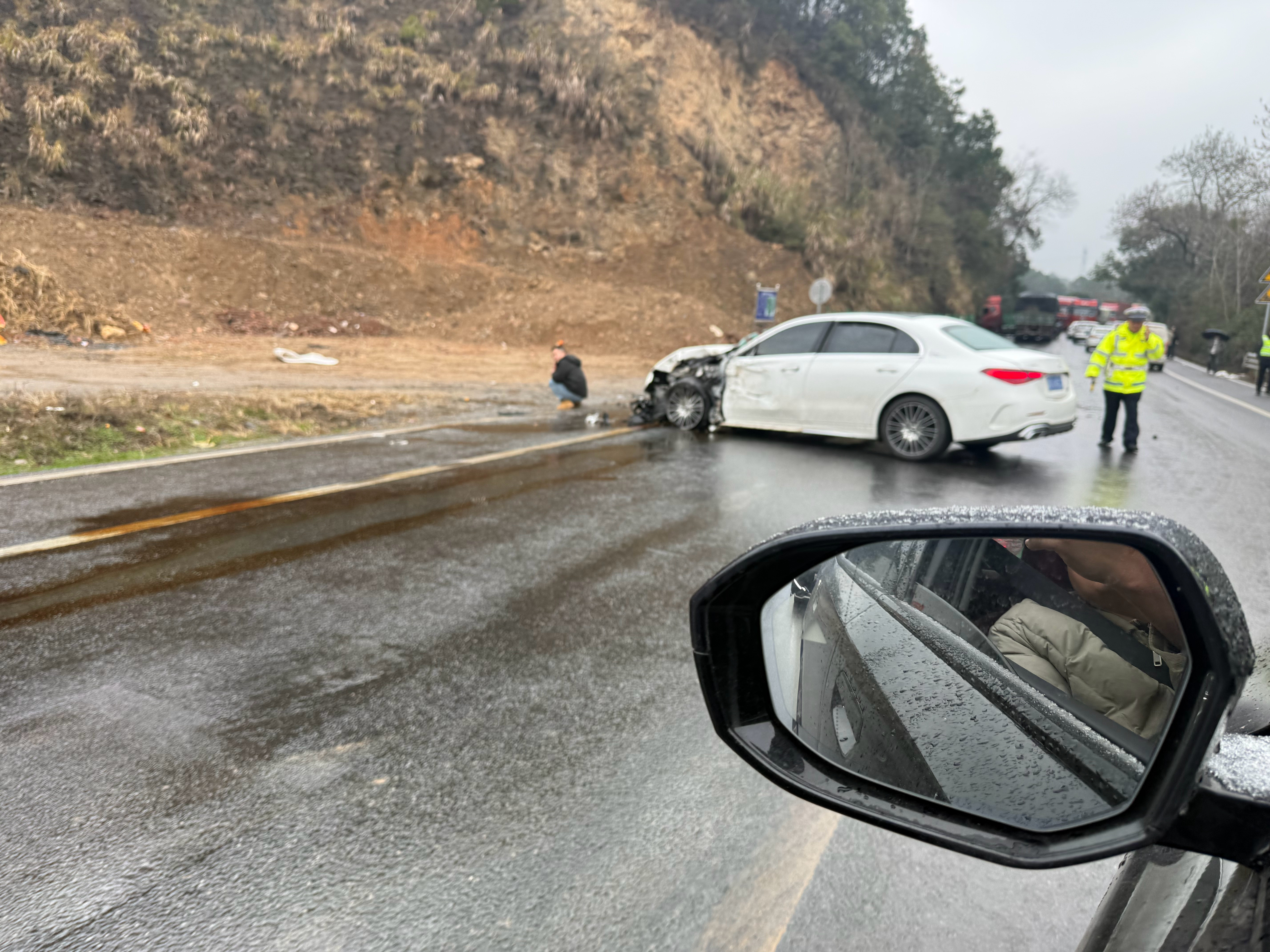一地零件，c260报废一个卡车前嘴一套，另一个小车，也报废，值得一提的事，c26