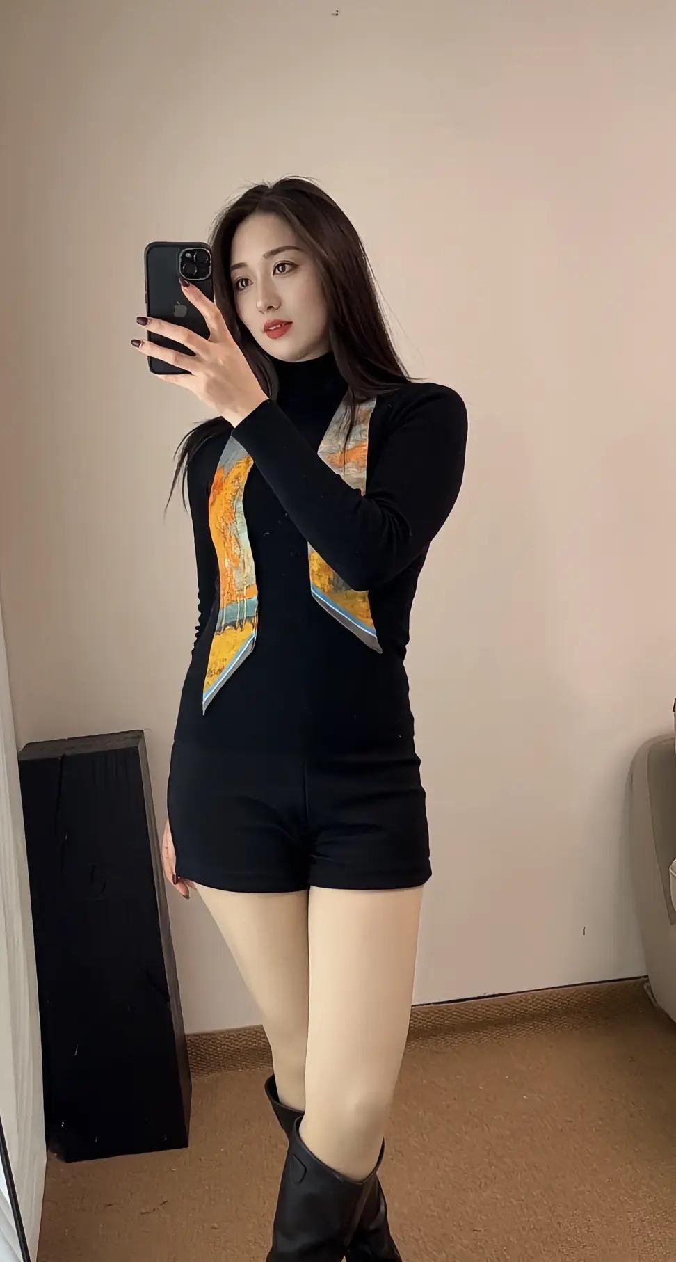 黑色短靴搭配黑色连衣裙，简约又时尚！