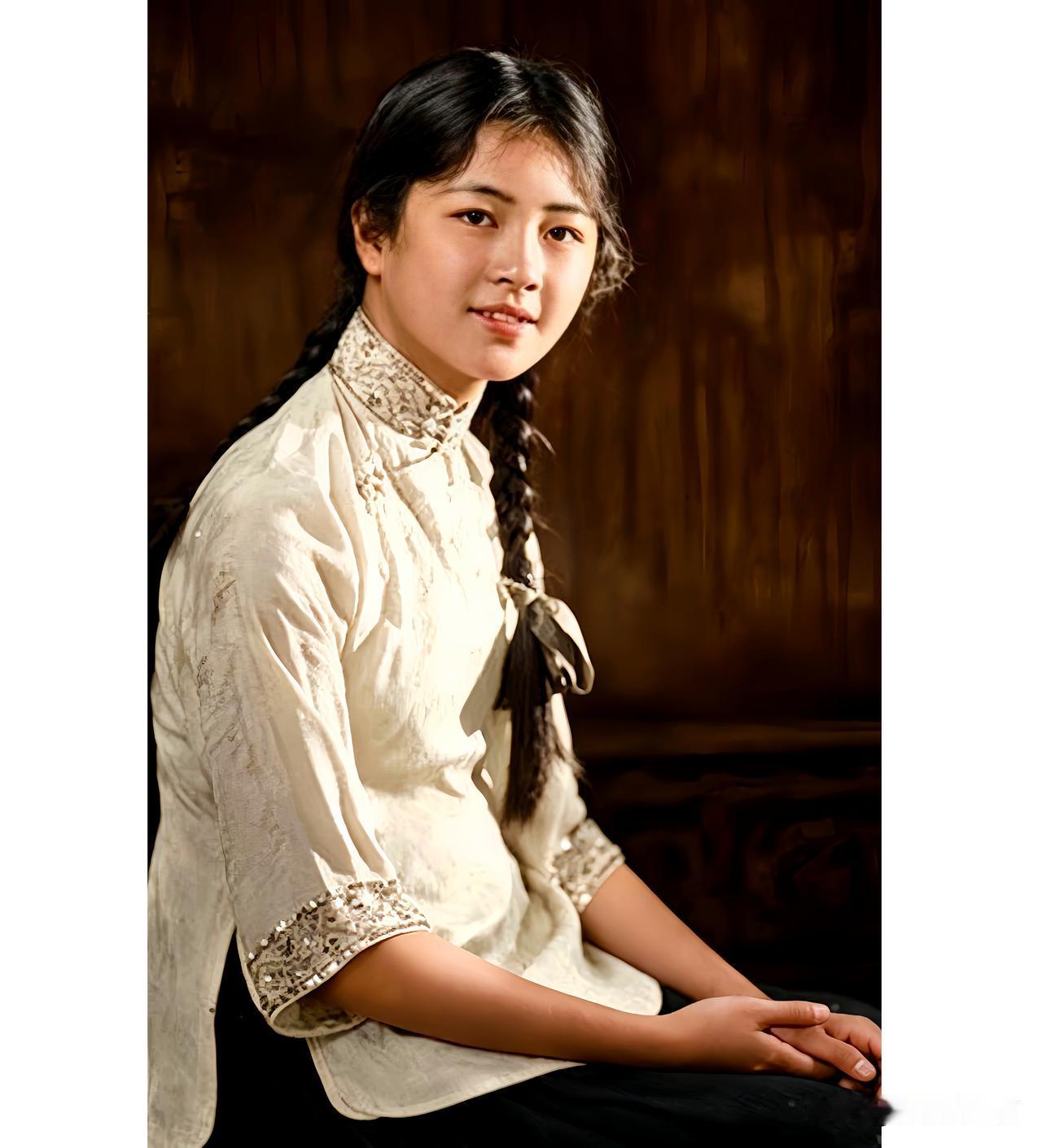 这是民国才女林徽因在伦敦游历期间的一张珍贵留影，拍摄于1920年。这并非电视里的