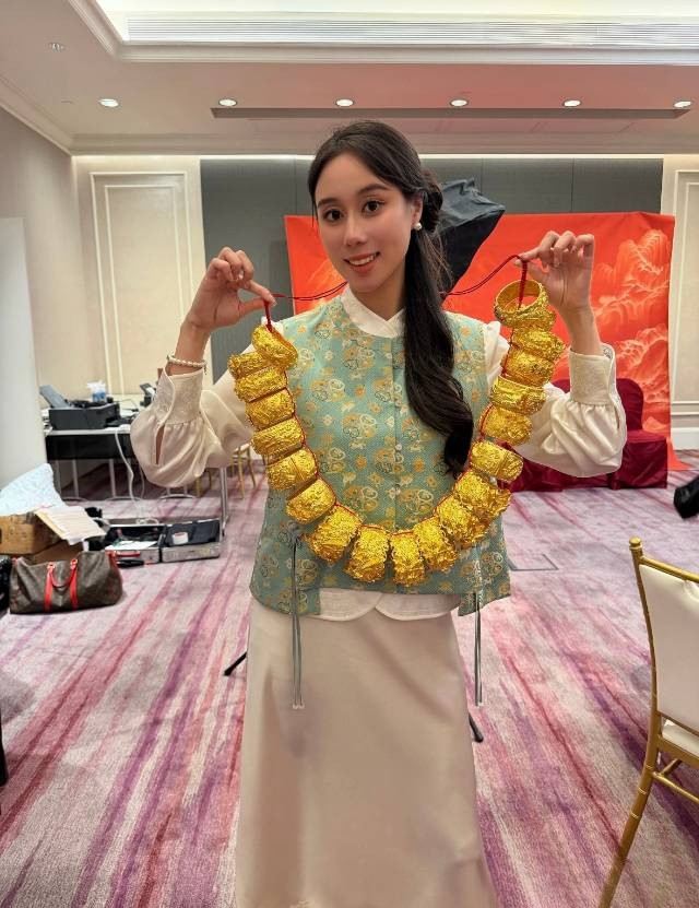 何超欣晒何猷君奚梦瑶全家福奚梦瑶一身重工金饰好亮眼啊，一双儿女红衣出镜可可爱爱，和何超欣两姑嫂相处很
